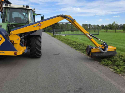Mowing arm with flailmower Bomford Falcon 5.5