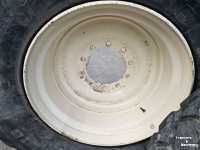Wheels, Tyres, Rims & Dual spacers Michelin 710/50R30.5 op velg.