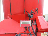 Vertical feed mixer Trioliet Vertifeed 1200 voermengwagen met laadklep opschepklep 12 m3