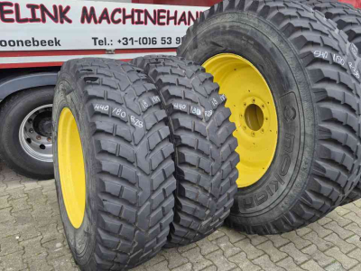Wheels, Tyres, Rims & Dual spacers Nokian 540/80R38 en 440/80R28 op John Deere velgen