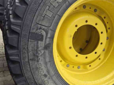 Wheels, Tyres, Rims & Dual spacers Nokian 540/80R38 en 440/80R28 op John Deere velgen