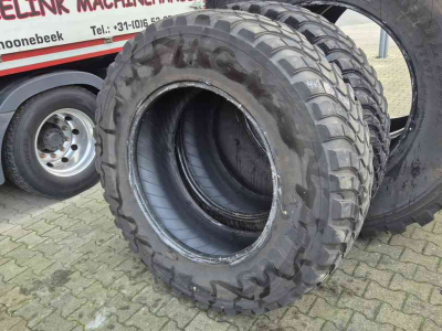 Wheels, Tyres, Rims & Dual spacers BKT 710/70R42 Ridemax en Mitas HCM 440/80R34 (M+S)