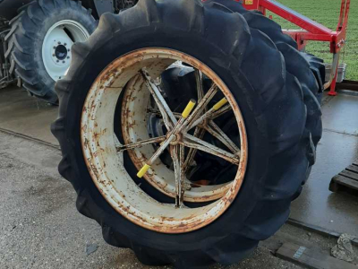 Wheels, Tyres, Rims & Dual spacers Molcon 13.6R38 5 ster Molcon dubbellucht