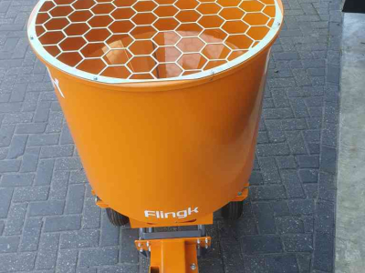 Sawdust spreader for boxes Flingk SE250