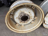 Wheels, Tyres, Rims & Dual spacers Case-IH set velgen 15w x 34