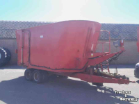 Vertical feed mixer Peecon Voermengwagen