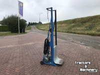Other conveying equipment and accessories  Zakkenlift elecktrisch/hydraulisch