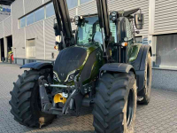 Tractor Valtra N155 Tractor met voorlader