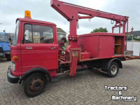 Truck Mercedes Benz LP 608 met hoogwerker.