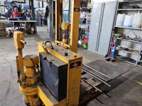 Electrical hoist  Elektrisch verrijdbare palletlift met zitmaaier plateau