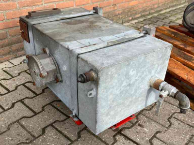 Diverse used spare-parts  Olietanks diversen