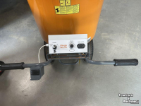 Sawdust spreader for boxes Flingk SE 250 instrooier 3e wiel en gr w