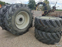 Wheels, Tyres, Rims & Dual spacers BKT 650/65R38 540/65R28 op Valtra velgen