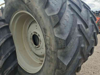 Wheels, Tyres, Rims & Dual spacers BKT 650/65R38 540/65R28 op Valtra velgen