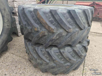Wheels, Tyres, Rims & Dual spacers BKT 650/65R38 540/65R28 op Valtra velgen