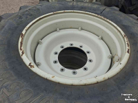 Wheels, Tyres, Rims & Dual spacers BKT 650/65R38 540/65R28 op Valtra velgen