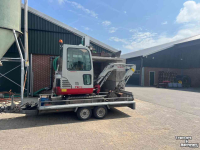 Excavator tracks Takeuchi TB016 met machinetrailer