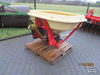 Fertilizer spreader Vicon pendelstrooier met kantplaat