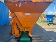 Sawdust spreader for boxes Flingk ZX 750 Boxenstrooier
