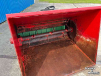 Sawdust spreader for boxes  Instrooibak