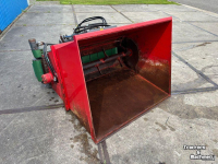Sawdust spreader for boxes  Instrooibak