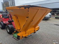 Sawdust spreader for boxes Flingk ZX 1500 instrooibak euro aansluiting boxenstrooier
