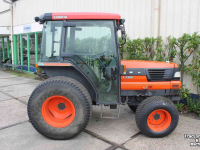 Horticultural Tractors Kubota L3300 tuinbouwtrekker smalspoortrekker tractor met cabine en gazonbanden