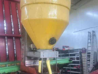 Other grassland-equipment, hay-equipment and accessories  Kuiltoegmiddel dispenser  Verdeler