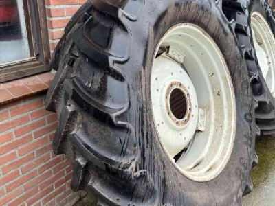 Wheels, Tyres, Rims & Dual spacers Mitas AC70 520/70R38 en 420/70R28 wielen