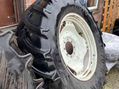 Wheels, Tyres, Rims & Dual spacers Mitas AC70 520/70R38 en 420/70R28 wielen