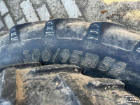 Wheels, Tyres, Rims & Dual spacers BKT 300/95R52 en 270/95R36