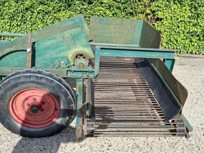 Potato harvester BAV voorraadrooier aardappelrooier