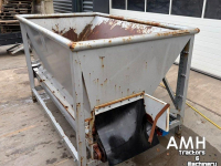 Conveyor  2730X650 Bunker met uitvoerband+kantelaar, Feed hopper with discharge conveyor including bin tipper, Dosierbunker mit Austragsband inklusive Kistenkipper