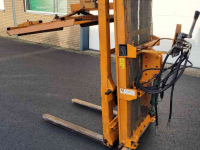 Fork lift & Fork lift truck Sicma Hefmast met kistenklem