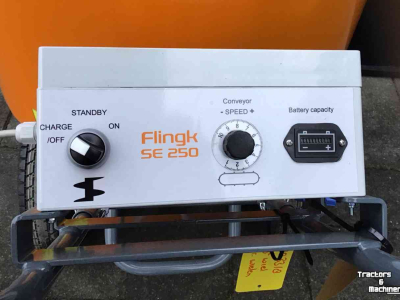 Sawdust spreader for boxes Flingk SE250