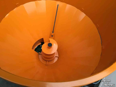 Sawdust spreader for boxes Flingk SE250