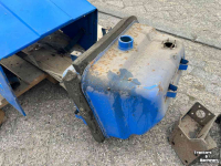 Used parts for tractors New Holland 55-56 motorkap + delen gebruikt