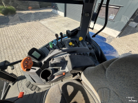 Tractor New Holland T7030 PowerCommand. Fronthef, Vooras vering, 40km.