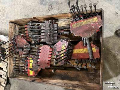 Diverse used spare-parts  Ventielenblokken, Bodemkabel, Hydrauliek, diversen