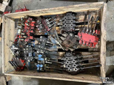 Diverse used spare-parts  Ventielenblokken, Bodemkabel, Hydrauliek, diversen