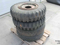 Wheels, Tyres, Rims & Dual spacers Vredestein 9.00-16 Nato legerbanden op ringvelg 6-gaats wielen