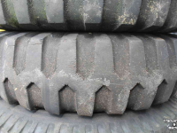 Wheels, Tyres, Rims & Dual spacers Vredestein 9.00-16 Nato legerbanden op ringvelg 6-gaats wielen
