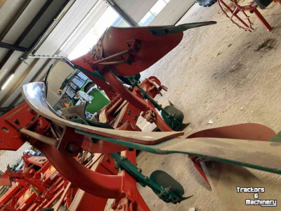 Ploughs Kverneland EG 100 5 schaar ploegen