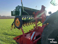 Seed drill  Pennen frees met amazone zaaimachine