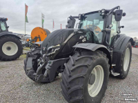 Tractor Valtra T235 tractor