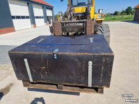 Other machines and accessories for the workshop and yard  Opslag box om aan de trekker te bevestigen