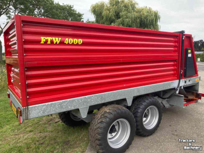 Manure spreader  Compoststrooier strooier vaste mest fruitteelt
