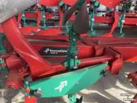 Ploughs Kverneland 3300 S vario met steenbeveiliging  150 ha geploegd