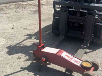 Other machines and accessories for the workshop and yard  Hydraulische krik 8 ton