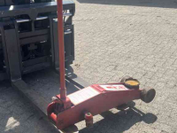 Other machines and accessories for the workshop and yard  Hydraulische krik 8 ton